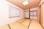 出雲井町（枚岡駅）　２０８０万円 【和室/約7.5帖】<BR>1階に配置された居室。床の間・地袋・押入が備わっています。/2024年3月撮影