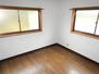 菅野台　３８０万円 【2階洋室(約4.5帖)】<BR>腰壁窓が備えられているため、家具の配置がしやすいお部屋です。