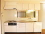 泉佐野市泉ヶ丘５丁目 【キッチン】<BR>吊り戸棚付きで収納力の豊富なキッチンです。調理器具や食品ストックを収納でき、ごちゃつきがちなキッチン周りをスッキリと保てます。