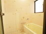 泉佐野市泉ヶ丘５丁目 【浴室】<BR>明るく清潔感のある浴室です。開閉可能な窓付きで、入浴後や掃除中に窓を開けて換気できます。追焚き機能が搭載されており、いつでも温かいお湯に浸かれます。