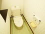 泉佐野市泉ヶ丘５丁目 【トイレ】<BR>年間を通して快適に使用できる温水洗浄便座付きのトイレです。手洗いコーナーがあり、使用後すぐに手を洗うことができます。