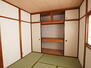 泉佐野市泉ヶ丘５丁目 【押入】<BR>2階の和室に備わった収納スペースです。寝具や季節家電等、幅広いアイテムをスッキリと収納可能。天袋も備わっています。