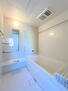 山野里（上郡駅）　１５４９万円 【リフォーム済／ユニットバス】浴室はハウステック製の新品のユニットバスに交換しました。浴槽には滑り止めの凹凸があり、床は濡れた状態でも滑りにくい加工がされている安心設計です。