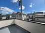 桜の町６（少路駅）　４９９０万円 広々とした奥行きのあるバルコニー。毎日のお洗濯もはかどります。