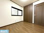 小阪本町１（河内小阪駅）　３１９８万円 【洋室】<BR>シンプルなデザインのクロスや床材が使用されているため、お好みのコーディネートをお楽しみいただけます。