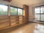 中浜町（香櫨園駅）　２４８０万円 木材で収納・机が造作されており、温かみのある造りとなっております。また、南面・西面に窓があるため、陽当たりも良好です。