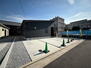 前田東町（高田駅）　２３８０万円 駐車スペースは土間コンクリートを整備。つめれば４台程度駐車可能！前面道路は６ｍとゆったりしており駐車もラクラク♪