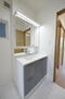 船越２　３５８０万円 清潔感あふれる白を基調としたシャワー付洗面台と洗面室。収納棚もある余裕のスペース。窓もあり明るく通気も良いです。