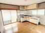 高屋町郷（西高屋駅）　１０５０万円 作業台の広いL字型のキッチンです。出窓には調味料やハーブなど家庭菜園を楽しむことができます。