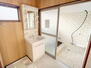 高屋町郷（西高屋駅）　１０５０万円 キッチンから洗面室、洗面室から浴室への動線が確保された間取りで家事効率がアップします。