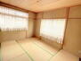 高屋町郷（西高屋駅）　１０５０万円 2階和室は2面採光で陽当たり良好！壁一面に収納スペースがあります。