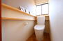 西阿知町（西阿知駅）　３０６０万円 ２階のトイレは造作棚を設置し、収納スペースや飾り棚としても使用可能。