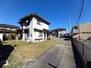 中島（西富井駅）　４７００万円 現地（2022年10月）撮影／付属の建物から母屋側を撮影しました。母屋がかなり奥にみ見えるほど広い敷地です。
