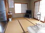 伊里中（伊里駅）　９００万円 リビングキッチンの南の和室です。日当たりが良く明るい部屋です