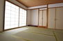 三入東１　１８９８万円 独立した和室(約８帖)のため、客間としても利用できます。