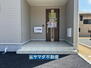 沼田西町惣定（本郷駅）　１９８０万円 玄関横についている白い箱は宅配ボックスとポストです。