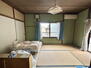 浦崎町　８８０万円 二面採光で日当たりの良い和室です。畳の柔らかな質感がリラックスした空間を作り出してくれます。セカンドリビングや寝室、子供部屋など、ご家族の形態に合わせて、様々な使い方が出来そうですね。