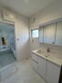 焼山桜ヶ丘２　３１８０万円 小窓が設置されており、換気対策、採光に配慮した洗面室です。三面鏡、シャワー付洗面台です♪