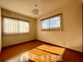 海吉　２３８０万円 ≪2F南西洋室≫収納付きのお部屋は、子供部屋や寝室としても活用できそうですね♪