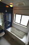 宮原２（呉駅）　２５００万円 濃いブルーのパネルが落ち着いた印象のバスルームです。小窓もあり湿気対策にも◎