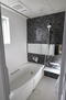 焼山桜ヶ丘２　３１８０万円 高級感あるブラックのアクセントパネルを使用したバスルームです。足を伸ばして入浴できリラックスできます