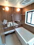 松山町（松橋駅）　１５９９万円 浴室はハウステック製の新品のユニットバスに交換しました。足を伸ばせる1坪サイズの広々とした浴槽で、1日の疲れをゆっくり癒すことができますよ。