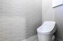 【新日本ホームズ】遠賀町広渡　平屋デザイナーハウス トイレ：ローシルエット便器はＴＯＴＯ製を採用。清掃性に優れたトイレとなっております。また、インテリアデザインにも拘ってます！！