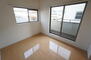 原８（賀茂駅）　４４８０万円 バルコニーに面した洋室です。大きな窓から陽が差し込む明るいお部屋です。<BR>日当たりがよく、寝室としての利用もおすすめ。