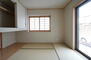 原８（賀茂駅）　４４８０万円 独立和室。来客用のお部屋として、お子様の遊び場所、寝室、荷物の一時的な置き場所など、幅広い用途で使えます。
