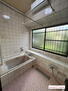 葛原高松２　８００万円 大きな窓付きのお風呂です♪<BR>浴室暖房付き♪