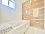 東公園台２（須恵駅）　３７９８万円 一日の疲れを癒す浴室は広々１坪以上♪<BR>ベンチスタイルの浴槽で半身浴もお楽しみいただけます◎
