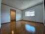 筑紫野市大字原　戸建 WIC付きの洋室です！<BR>こちらも2面彩光のお部屋です！（※シャッターが開いていない為写真が暗くなっています。）