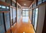 笹原町２（大牟田駅）　１３８０万円 室内（2024年3月）撮影<BR>印象的な広々した廊下。お庭が一望できます。