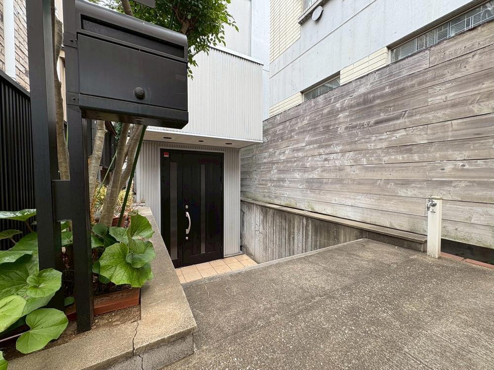 東京都港区南青山４ 38000万円