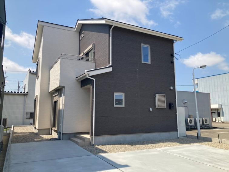 富山県高岡市戸出町３ 2600万円 4LDK