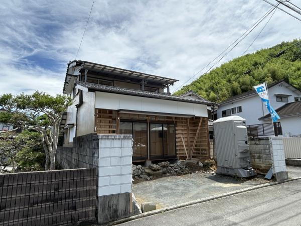 愛媛県宇和島市並松１ 1799万円