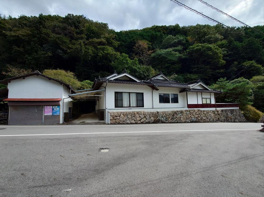 岡山県高梁市小高下町 860万円