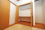 和泉市葛の葉町２丁目 床の間と収納付きの和室。収納内部のクロスも、きれいに張替え済みです。