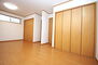 和泉市葛の葉町２丁目 約10.4帖の洋室は、クローゼットや出入り口が2か所ずつあり、将来的に2部屋に分けることも可能です。