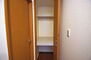 泉佐野市日根野 2階廊下にある便利な物入。整理しやすい棚付きの物入です。