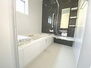 新築　海老名市大谷南　６号棟 保温に特化したシステムバスはお風呂のお湯が冷めにくいだけでなく、床にもこだわります。冬でもヒヤッとせずに快適です。