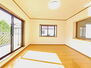 千葉市緑区あすみが丘９丁目　社有 バルコニーに面した主寝室。吹き抜けの窓を合わせて3面採光のようなお部屋です