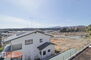 日光市土沢２２－Ｐ１　６号棟 【建物からの眺望】現地完成写真。バルコニーからの景色。十分な間隔が確保されております。