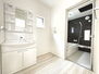 橿原市石原田町　新築一戸建て　２２－１期　１号棟 収納たっぷりのキャビネットは、使いやすく清潔感のある洗面室に！