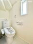 新築戸建　いろどりアイタウン愛荘町愛知川 ■1階トイレウォシュレット機能付きのトイレです！窓もあり換気もバッチリ♪白を基調とした清潔感のあるトイレとなっています！！