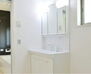 ＫＥＩＡＩ　土浦市西根南３期　全１棟 お手入れしやすく使いやすい3面鏡付きの洗面台。収納スペースも広く、洗剤や掃除道具をたっぷりと収納できます。