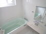 大字石江字江渡　中古戸建 窓付きで換気がしやすい浴室。小さなお子様との入浴に便利なエコベンチ付の浴槽です。