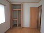 大字石江字江渡　中古戸建 2Ｆ洋室のクローゼットは仕分けしやすいように内部が棚で仕切られています。