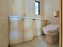 鴨部　中古戸建 1階のトイレには流し台がついています。掃除道具やトイレットペーパーも戸棚に収納可能。