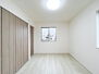 成田市美郷台１丁目　新築一戸建て　１期　全２棟 2面採光で明るく風通しも良好な洋室！朝もスッキリ目覚められそうですね。